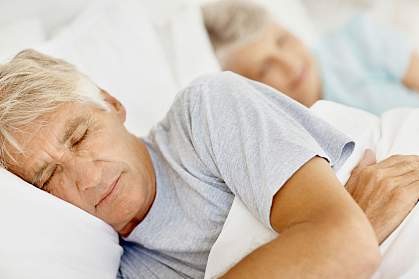 خواب سالمندان | ۱۳ نکات خواب برای افراد مسن