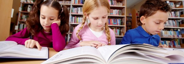 کمک به کودکی که تازه خواندن را می آموزد